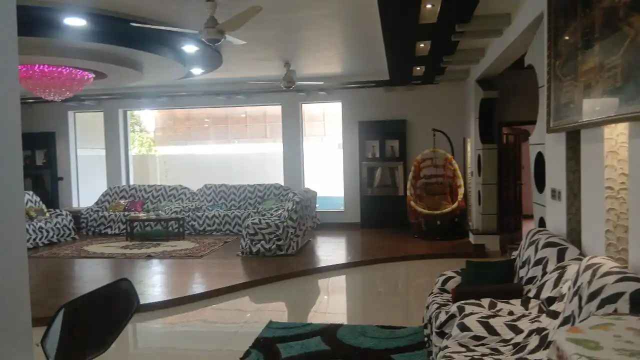 Commercial rent property main bolevard valenciaa