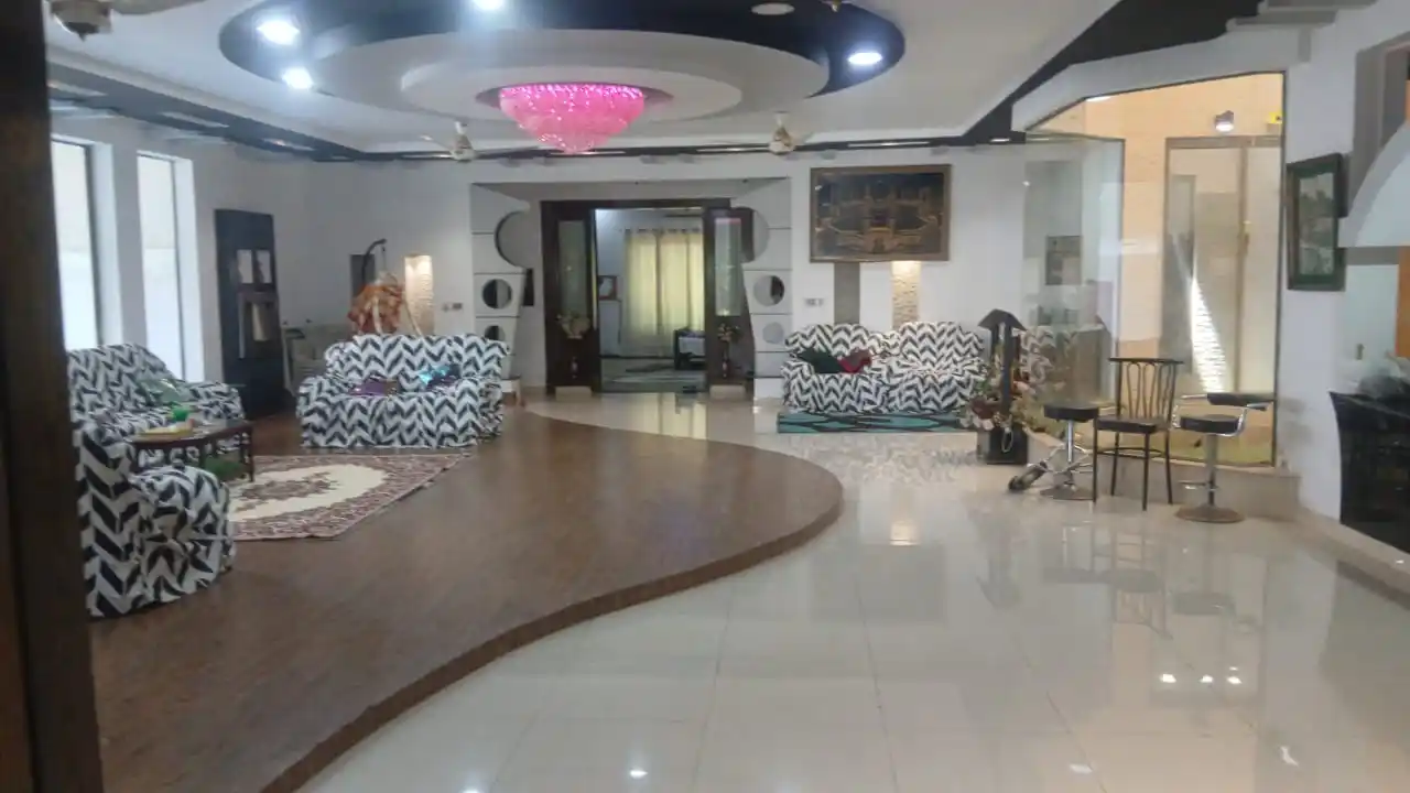 Commercial rent property main bolevard valenciaa